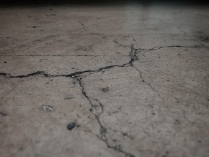 Preventing Cracks and Chips in Your Concrete Garage Floor 